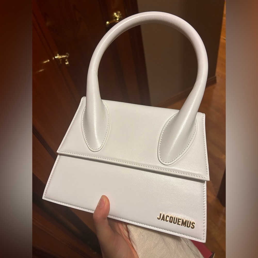 Le chiquito moyen bag worn once! Mint condition authentic with strap